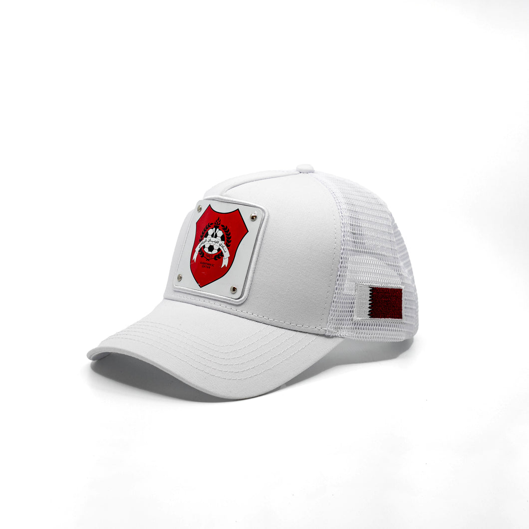 القبعة البيضاء مع شعار نادي الريان